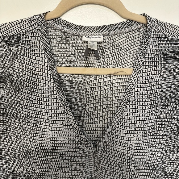 DYNAMITE | black and white print top - Picture 4 of 4